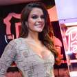 SPFW: Miss Brasil chama atenção com vestido curto e decotado
