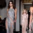 Sem calcinha? Isabeli Fontana usa look ousado em desfile