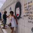 Artistas fazem grafite em obras mal acabadas da Copa em MT