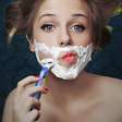 Mulheres que depilam rosto com lâmina envelhecem melhor