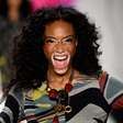 Modelo com vitiligo é destaque em passarela de Nova York