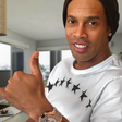 Pura ostentação: Ronaldinho exibe relógio dado por LeBron