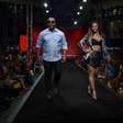 Com barriga à mostra, Vivi Araújo desfila com Ailton Graça