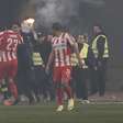 Jogo entre AEK e Olympiacos é suspenso após invasão de campo