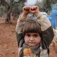 Menina síria comove internautas ao confundir câmera com arma