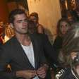 Sean O'Pry chega para desfile da Colcci, o último de Gisele