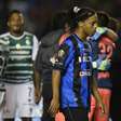 Ronaldinho tem "gol malandro" anulado, e Querétaro é vice