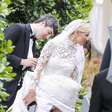 Irmã de Paris Hilton mostra demais com vestido de noiva