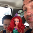 Menino escolhe boneca da Ariel em loja; veja reação do pai