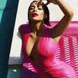 Só no decote! Kim Kardashian posa com vestido justo de látex
