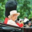 Aos 91 anos, Rainha Elizabeth II dirige sozinha seu Jaguar