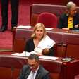 Deputada australiana amamenta durante sessão no Parlamento e gera debate sobre direito das mulheres