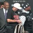 Mayweather joga dinheiro para o alto