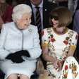 Rainha Elizabeth 2ª comparece a desfile na Semana de Moda de Londres e surpreende!