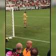 ATLÉTICO-PR: Goleiro checa celular em jogo e incendeia redes