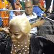 Jojo pinta o cabelo e diz: "Ninguém manda nas minhas coisas"