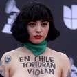 Topless de protesto de cantora chilena Mon Laferte revoluciona tapete vermelho do Grammy
