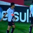 Com um a menos, Vasco avança após vencer Itapirense