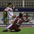 São Paulo resolve no fim, vence o Santa Cruz e avança