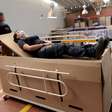 Empresário cria cama-caixão para vítimas de coronavírus