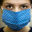 Máscaras de proteção podem causar acne em adultos e crianças
