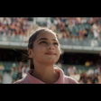 Nadal joga futebol e incentiva meninas no mundo dos esportes