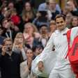 Federer leva susto na estreia, mas vence após rival desistir