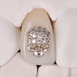 Baterista do Blink-182 coloca diamante de R$ 41 mil no dente
