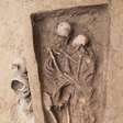 China descobre tumba de 1,6 mil anos com casal abraçado