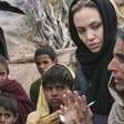 Angelina Jolie divulga carta de menina afegã em rede social