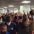BAHIA: Torcedores recebem jogadores no aeroporto com gritos de 'time de guerreiros' e insultos a CBF