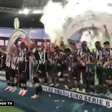 BOTAFOGO: É campeão! Jogadores erguem a taça da Série B