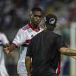 Torcedor invade campo e tenta esfaquear jogador na Copinha