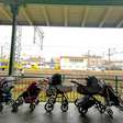 Mães polonesas deixam carrinhos em estação de trem para bebês ucranianos