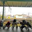 Mães polonesas deixam carrinhos de bebê em estação para mães ucranianas refugiadas
