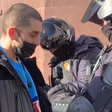 Vídeo flagra policiais revistando celulares de russos