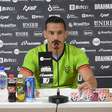 VITÓRIA: Roberto lamenta dificuldade para vencer as partidas e afirma: "Ansiedade e a pressão atrapalham"