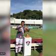 FLUMINENSE: Faz o L! Cano posa ao lado de troféu do Carioca em dia de treino aberto