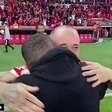 INTERNACIONAL: Taison e D'Alessandro choram abraçados no Beira-Rio após último jogo do ídolo