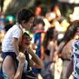 Famílias aproveitam o sábado de carnaval fora de época em São Paulo