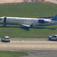 Avião com 16 a bordo derrapa e pousa fora da pista nos EUA