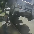 Homem escapa por um triz de ser imprensado por caminhão no Ceará; veja