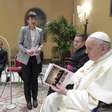 'Precisamos passar de economia liberal para comunitária', diz Papa