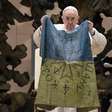 Papa vai rezar rosário com família ucraniana