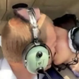 Piloto russo é demitido após vídeo íntimo com aluna em pleno voo