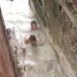 Pessoas nadam em meio a construção para fugir de alagamento no Recife (PE); veja