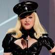 Madonna dá beijão na boca da rapper Tokischa durante show