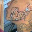 Pepê, da dupla com Neném, tatua nome dos filhos no rosto e se arrepende: 'Não ficou legal'