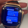 Mulher descobre troca de mensagens do namorado com outras mulheres em smartwatch
