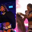 Samira Close joga peruca para Pabllo Vittar usar durante show